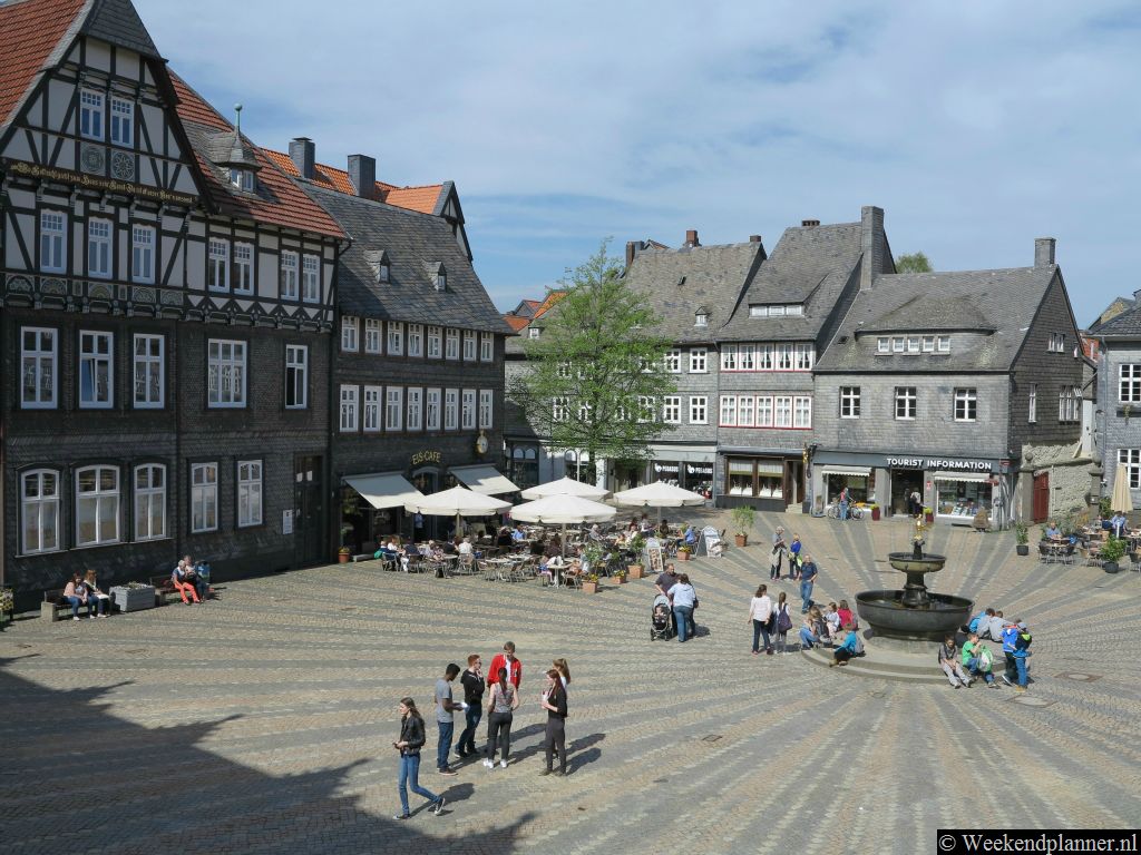 Het centrale plein van Goslar is de Marktplatz. Hier is het toeristenbureau en veel restaurants met terrasjes. Het fontein stamt overigens uit de twaalfde eeuw.Tip: Een weekend in Goslar.